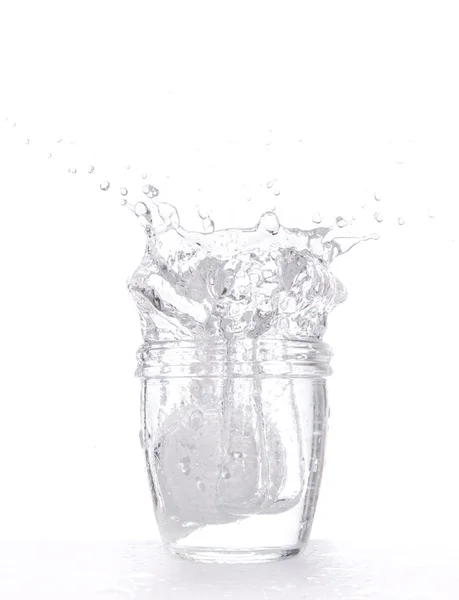 Água em salpicos de vidro — Fotografia de Stock