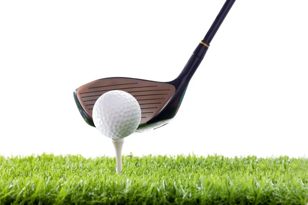 Fahrer mit Golfball auf Abschlagklammern — Stockfoto