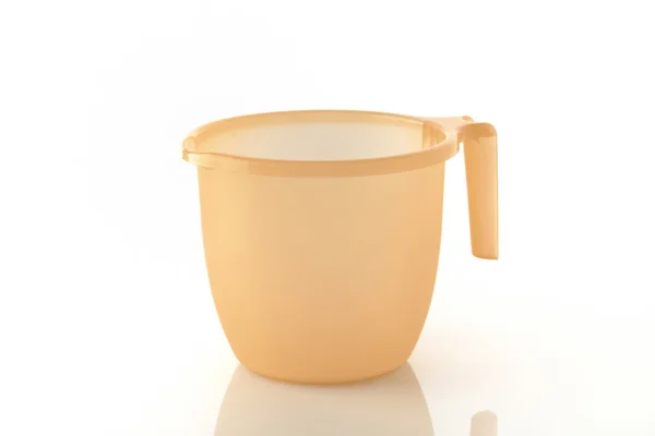 Caneca de banheiro laranja no fundo branco — Fotografia de Stock