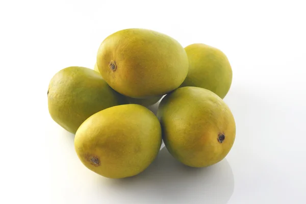 Pila di manghi Alphonso su sfondo bianco — Foto Stock