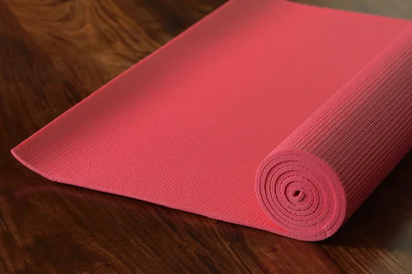 Tapis de yoga sur plancher en bois brun — Photo