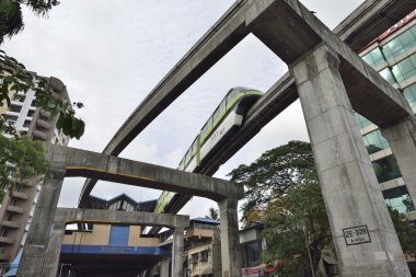 Yeşil Mumbai Monorail Station bırakarak