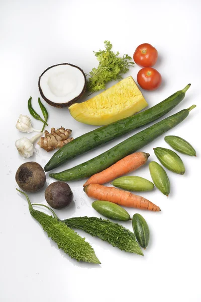 Frutas e legumes saudáveis em fundo branco — Fotografia de Stock