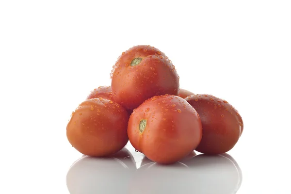 Čelní pohled skládaný rajčat na bílém pozadí — Stock fotografie