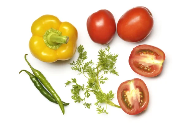 Blick von oben auf gelbe Paprika, Tomaten, Chili und Koriander — Stockfoto