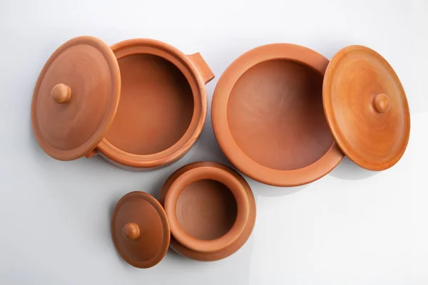 Beyaz Arkaplanda Zole Terracotta Tencereleri Üst Görünümü — Stok fotoğraf