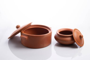 Kahverengi Terracotta Kil Saksıları Beyaz Arkaplanda İzole Edildi
