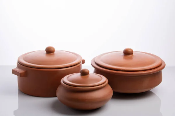 白色の背景に隔離された茶色のテラコッタの粘土鍋 — ストック写真