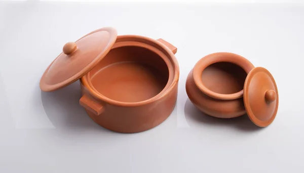 Kahverengi Terracotta Kil Saksıları Beyaz Arkaplanda Zole Edildi — Stok fotoğraf