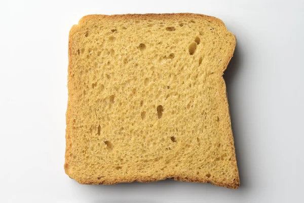 Mąki pszennej brązowy chleb kromka na białym tle. — Zdjęcie stockowe