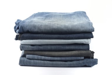 siyah ve mavi jeans yığını