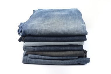 siyah ve mavi jeans yığını