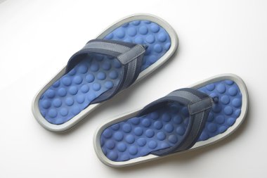 Beyaz zemin üzerine mavi Flipflop Studio vurdu.