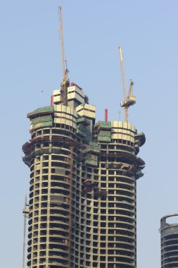 Kule vinç ile modern bir Bina İnşaatı.