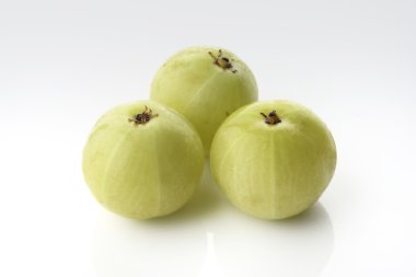 Üç taze yeşil bektaşi Studio beyaz zemin üzerine vurdu.