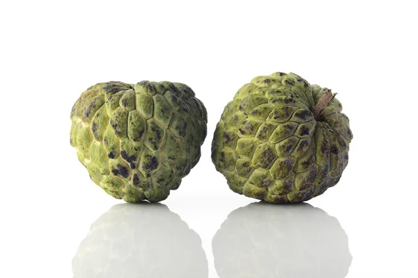 Dois amadurecidos Custard Apple em fundo branco tiro no estúdio . — Fotografia de Stock