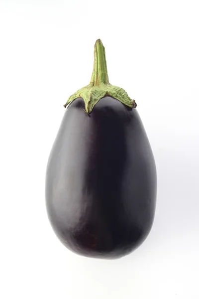 Lila aubergine på vit bakgrund inspelad i Studio — Stockfoto