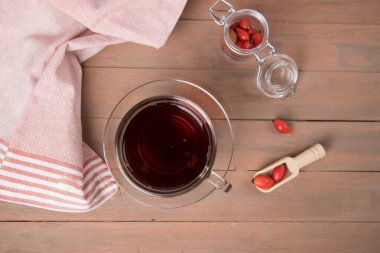 Yabani gülün meyvesinden vitamin çayı. Doğal bitki çayı. Yatay yönelim.