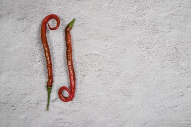 İki garip şekilli acı biber. Yatay oryantasyon. Kopyalama alanı için yer