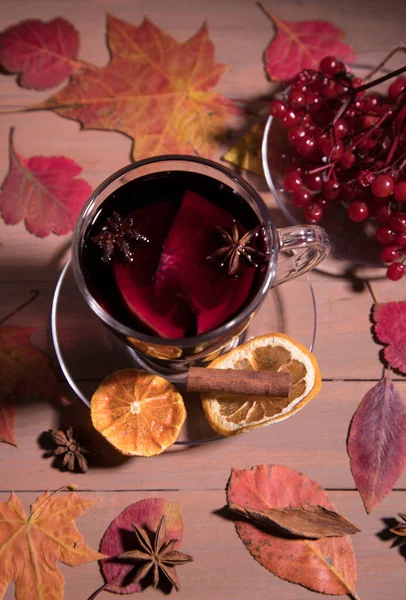 Erwärmender Glühwein Einer Glasschale Vor Dunklem Hintergrund Mit Herbstblättern Und — Stockfoto