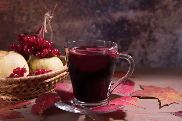 Trinken Sie Glühwein Einer Glasschale Auf Dunklem Holzgrund Mit Herbstblättern — Stockfoto