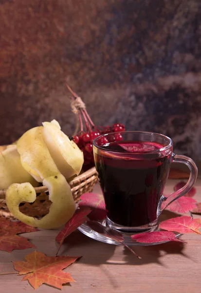 Trinken Sie Glühwein Einer Glasschale Auf Dunklem Holzgrund Mit Herbstblättern — Stockfoto