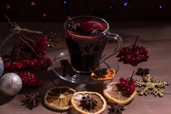 Vin Chaud Parfumé Avec Tranches Agrumes Épices Décor Arbre Noël — Photo