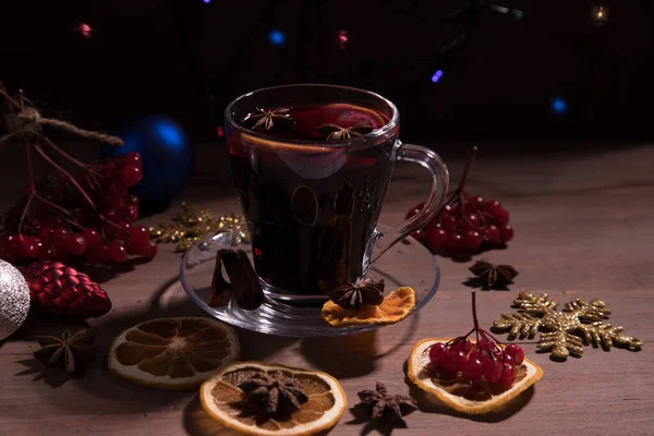 Duftender Glühwein Mit Zitrusscheiben Gewürzen Weihnachtsspielzeug Für Das Neue Jahr — Stockfoto