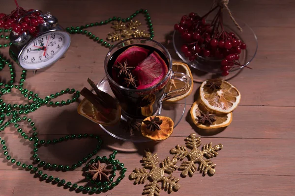 Ein Becher Duftenden Glühweins Mit Gewürzen Dekorationen Für Das Neue — Stockfoto