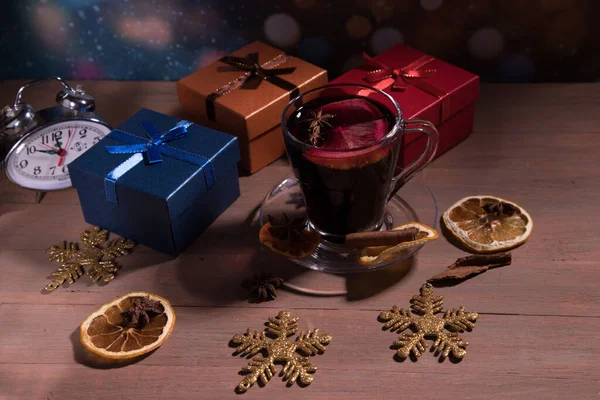 Eine Tasse Wärmenden Glühwein Mit Weihnachtsdekoration Geschenkschachteln Und Einer Uhr — Stockfoto