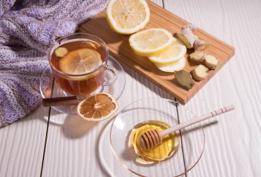 Bardakta limonlu ve zencefilli vitamin çayı, beyaz arka plan. Yatay yönelim.