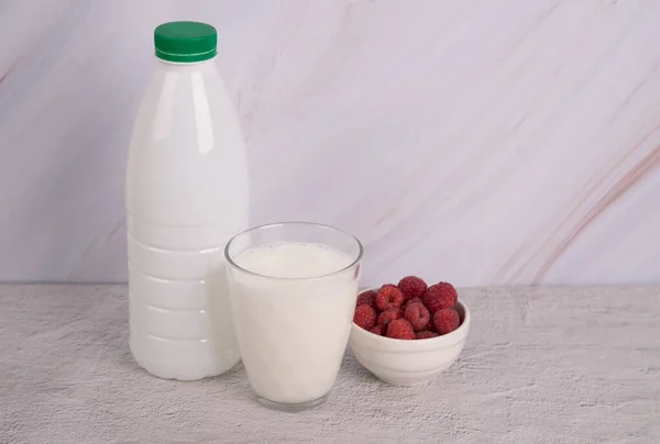 밀크 케피르 곡물이야. 밀크 케피르 (milk kefir) 또는 b lgaros 는 케피르 곡물로 코카서스 산맥에서 기원 한 발효 된 우유 음료이다 — 스톡 사진