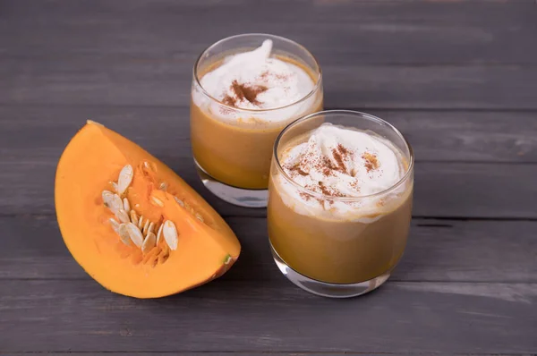 Deux Verres Latte Citrouille Avec Des Tranches Citrouille Sur Fond — Photo