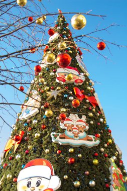 Gündüz vakti zarif bir Noel ağacı. Tatile hazırlanıyorum. Moskova 'ya. Dikey yönelim