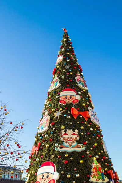 Çizgi film karakterli yapay Noel ağacı. Dikey yönelim