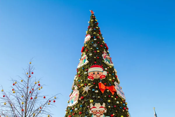 Artificial Christmas tree against the blue sky on a Sunny day in the center of Moscow. Horizontal orientation — Stock Photo, Image