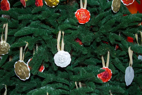 Decoração Árvore Natal Close Com Brinquedos Forma Rosas — Fotografia de Stock