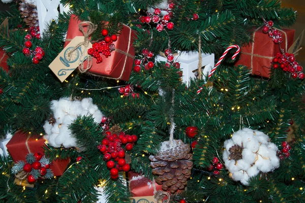 Close Uma Árvore Natal Decorada Com Bagas Cones Bolas Algodão — Fotografia de Stock