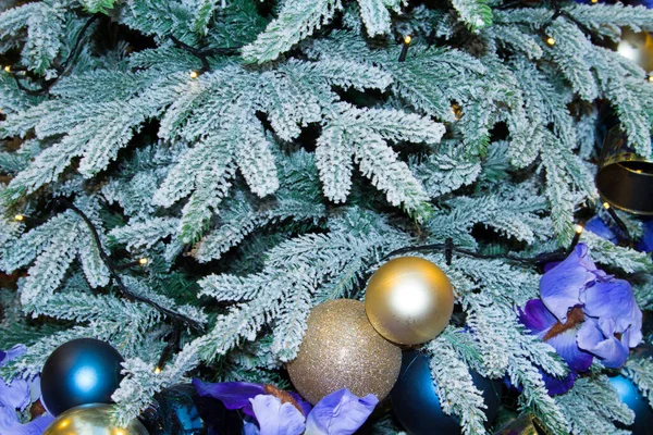 Schneebedeckter Künstlicher Tannenbaum Mit Weihnachtsschmuck Form Von Lila Blumen Und — Stockfoto