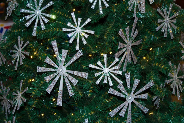 Χιονισμένο Τεχνητό Έλατο Υψηλής Τεχνολογίας Χριστουγεννιάτικες Διακοσμήσεις Μορφή Αστεριών — Φωτογραφία Αρχείου