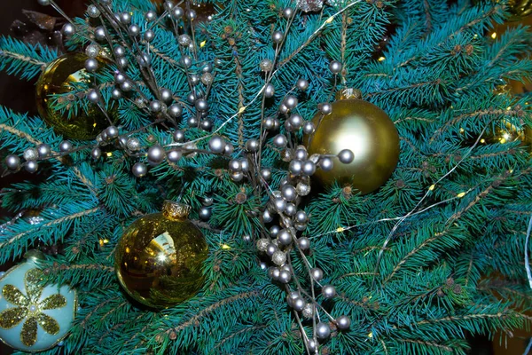 Τεχνητό Έλατο Χριστουγεννιάτικες Διακοσμήσεις Ασημένιες Χάντρες Και Χάντρες Κλείσε — Φωτογραφία Αρχείου
