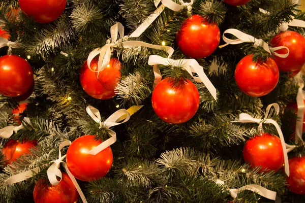 Árvore de Natal artificial decorada com balões laranja. Fundo de Natal — Fotografia de Stock