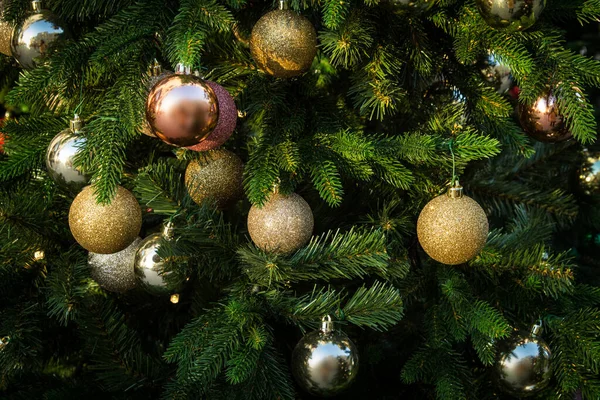 Χριστουγεννιάτικο δέντρο διακοσμημένο με χρυσές μπάλες. Χριστουγεννιάτικο φόντο — Φωτογραφία Αρχείου