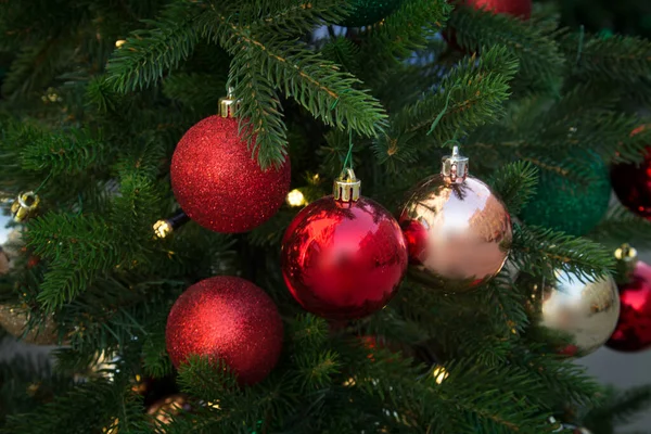 Kırmızı ve altın balonlarla süslenmiş Noel ağacı. Noel arkaplanı