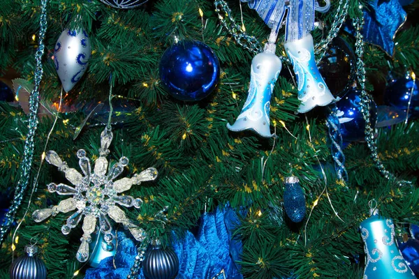 Γκρο Πλαν Χριστουγεννιάτικου Δέντρου Διακοσμημένο Καμπάνες Και Μπαλόνια Μπλε Μπλε — Φωτογραφία Αρχείου