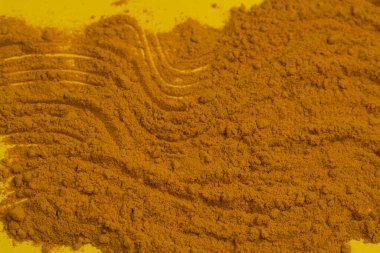 Beyaz zemin üzerinde zerdeçal ve toz. Bakkal arka planı.