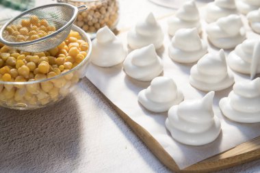 Hafif arka planda Aquafaba 'dan ev yapımı şekerlemeler..