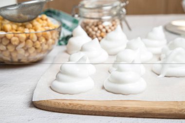 Aquafaba 'dan ev yapımı şekerlemelerin yakın çekimi..