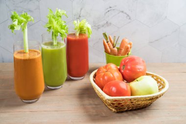 Ahşap zemin üzerinde havuç, kereviz ve domates suyu. Sağlıklı Yeme Konsepti