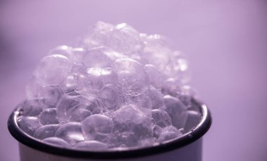 Soğukta köpük köpükleri donuyor.